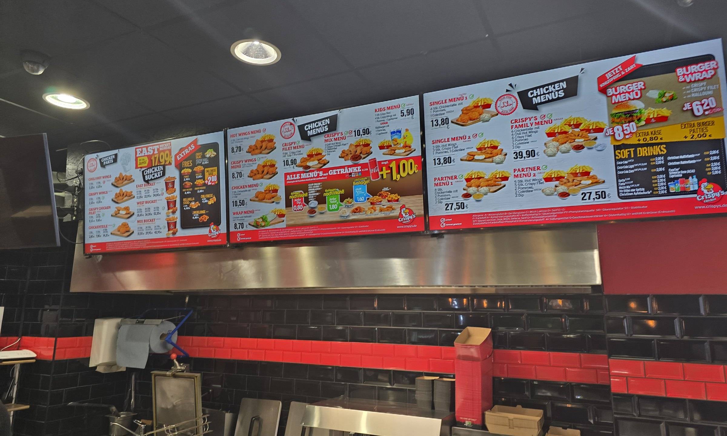 Digitale Menüboards über der Theke bei Crispy’s, gesteuert mit WSCREEN