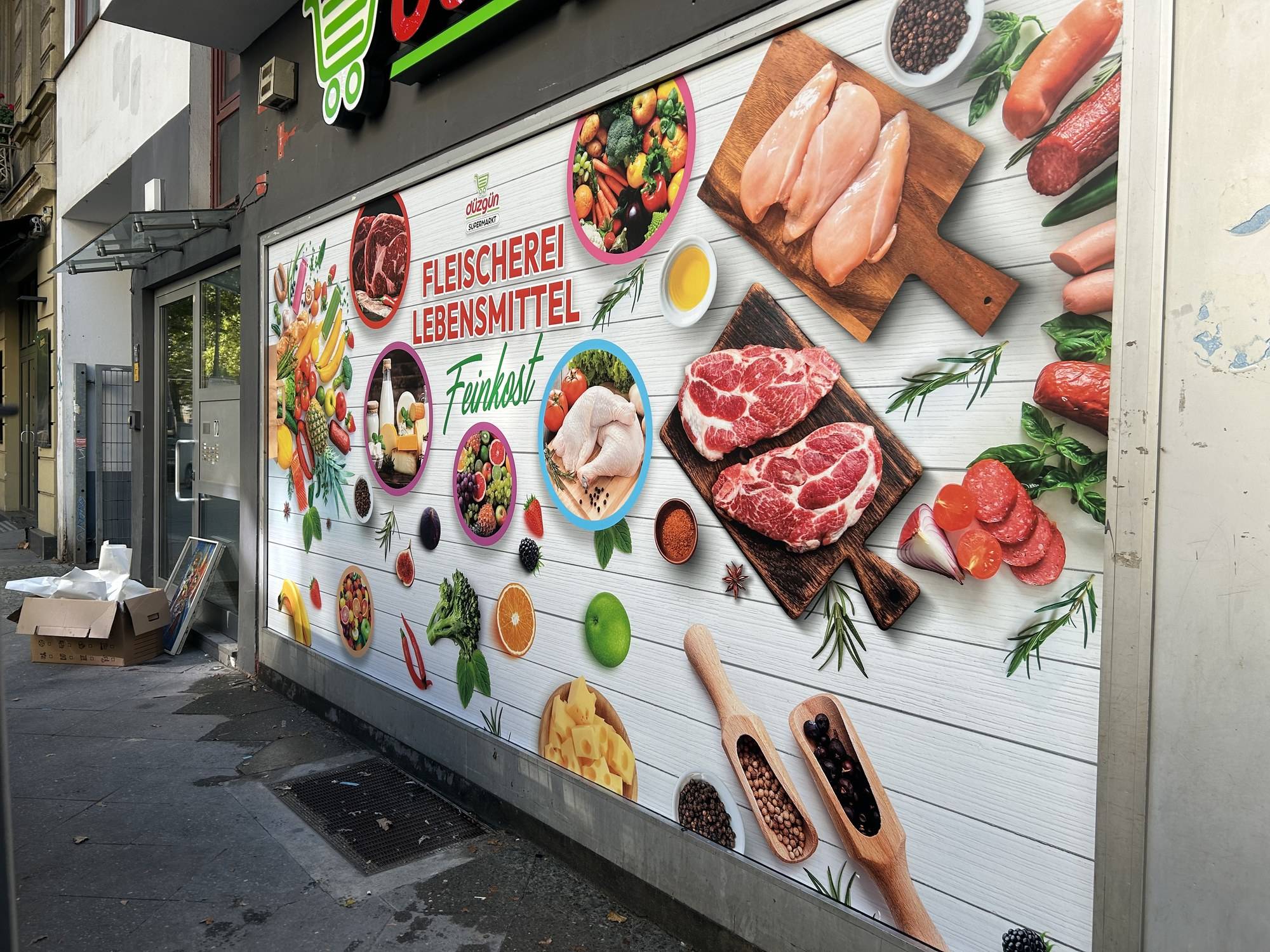 Fassadenbeklebung „Fleischerei – Lebensmittel – Feinkost“ mit Fleisch, Gemüse und Gewürzen