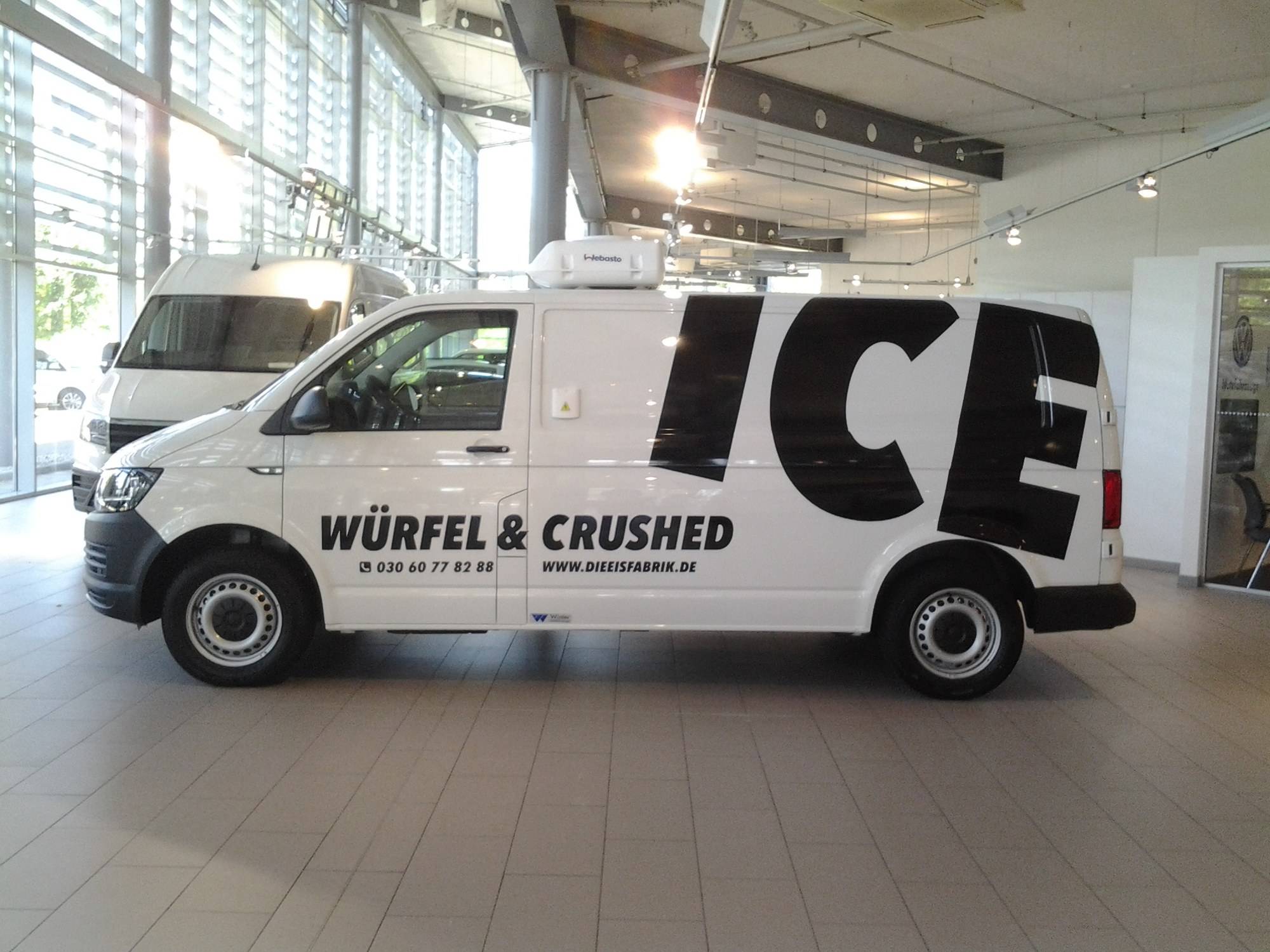 Weißer Transporter mit großer Beschriftung „ICE – Würfel & Crushed“