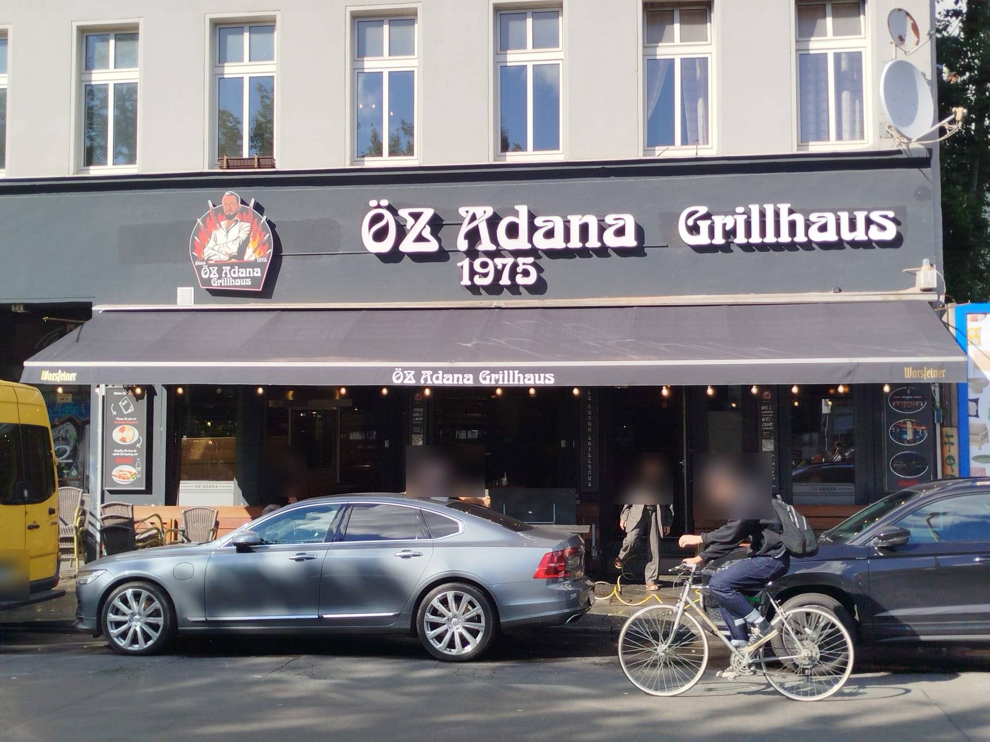 Fassadenwerbung Öz Adana Grillhaus mit Profilbuchstaben, Logo und bedruckter Markise