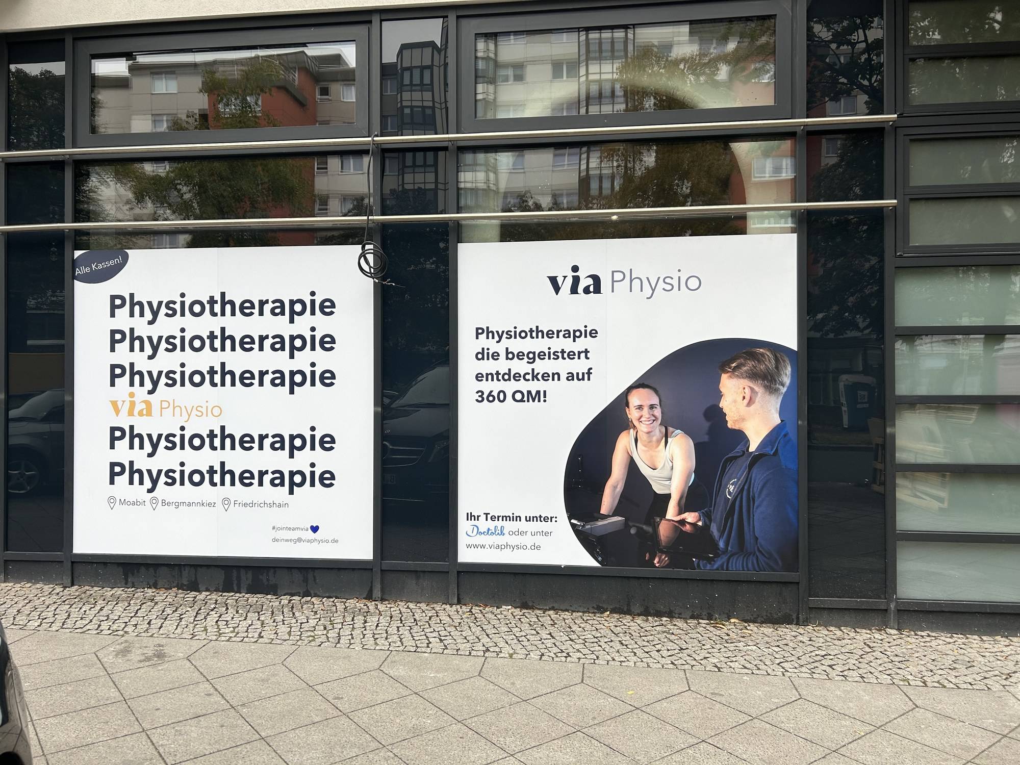 Schaufensterplakate einer Physiotherapiepraxis „via Physio“
